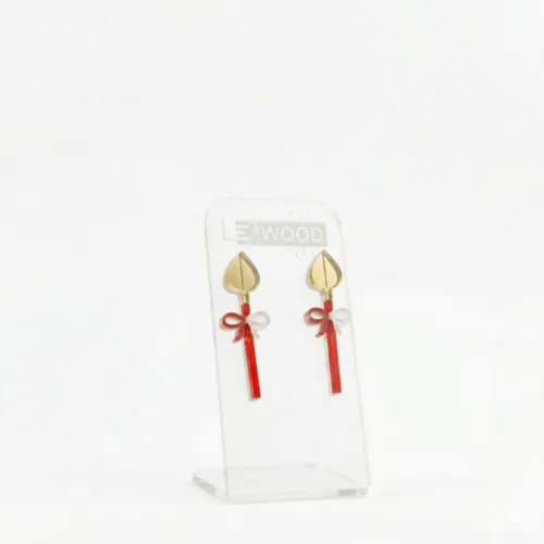 Paire de boucles d'oreilles artisanales en acrylique représentant la Lance de Saint-Georges du Doudou de Mons. Tête dorée, corps transparent avec anneaux rouge et noir, pompon noir. Sur présentoir LEAWOOD.