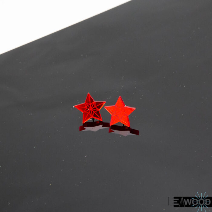 Boucles d'oreille en étoile gravées rouge pas cher