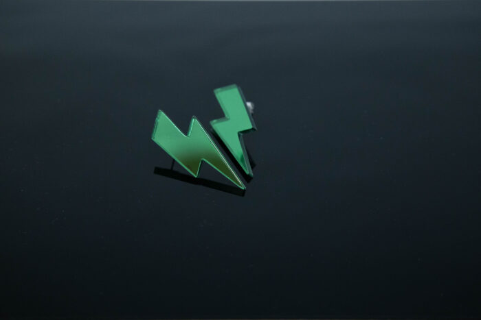 Boucle d'oreille éclair en acrylique miroir vert fabriqué en Belgique