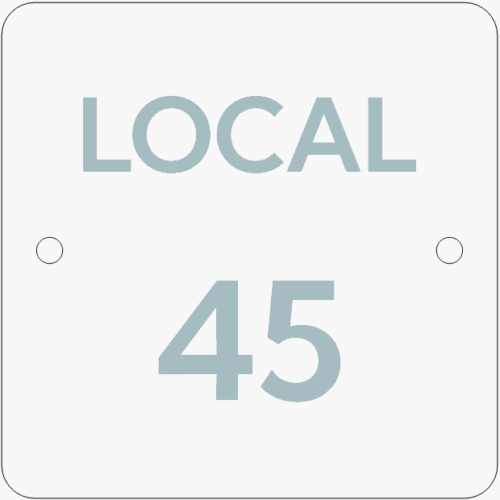 Panneau signalétique numéro de local personnalisable en plexiglas, 150x150mm, exemple avec texte 'LOCAL 45', fixation par entretoises en inox
