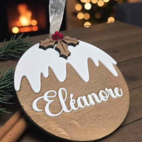 Boule de Noël en bois personnalisée avec le prénom Eléanore dans sa pochette cadeau