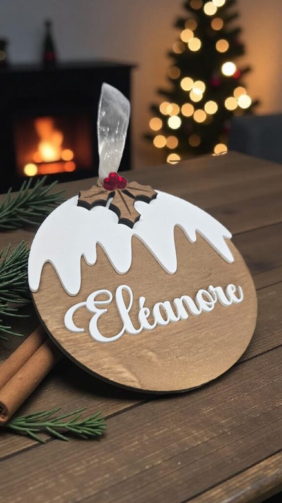 Boule de Noël en bois personnalisée avec le prénom Eléanore dans sa pochette cadeau