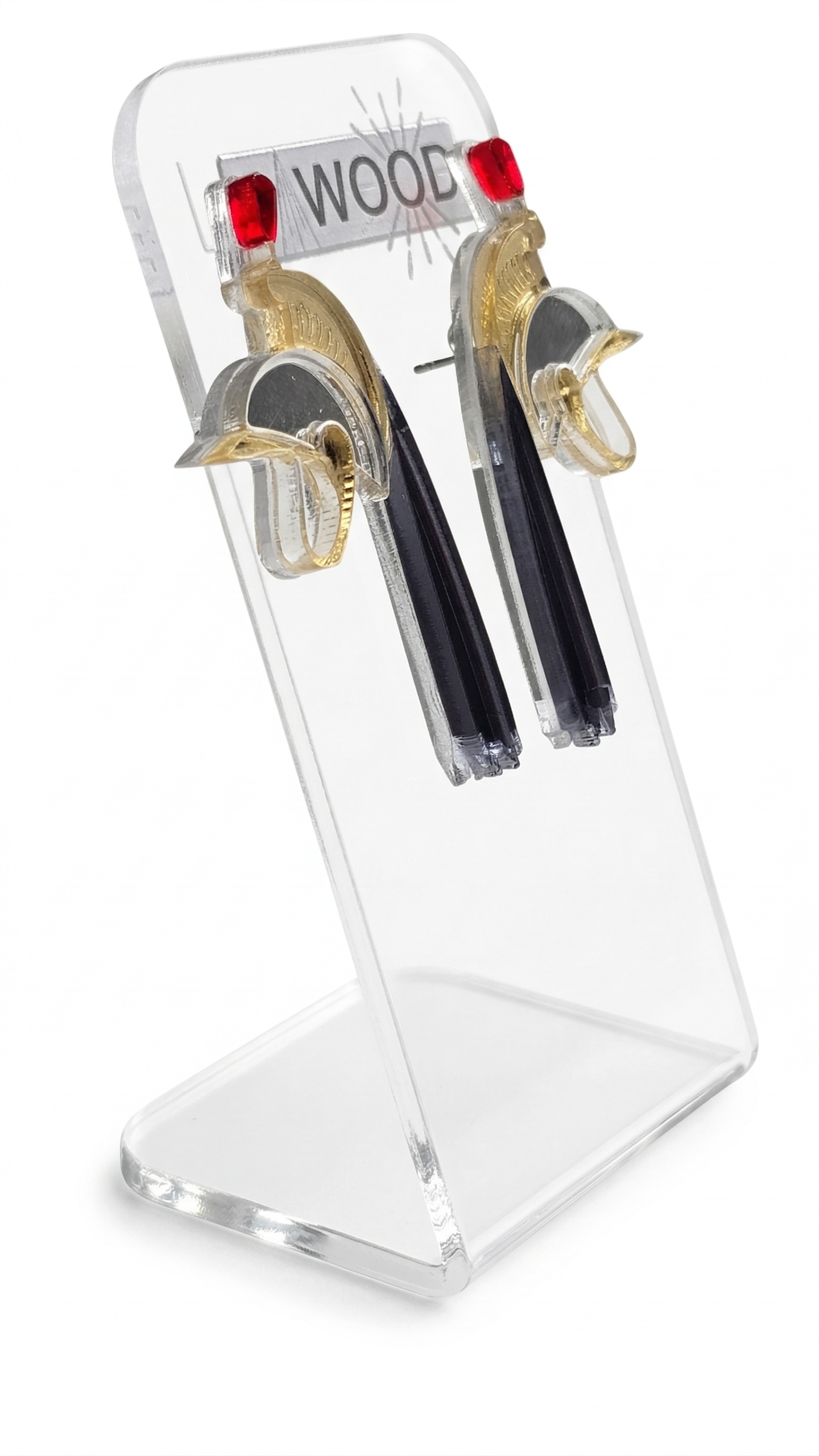 Boucles d'oreilles LEAWOOD en or et argent, représentant le casque de Saint-Georges porté lors de la Ducasse de Mons (Le Doudou), avec pierres rouges et pampilles noires. Vue de face sur présentoir.