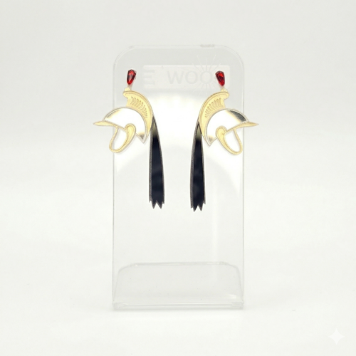 Boucles d'oreilles LEAWOOD en or et argent, représentant le casque de Saint-Georges porté lors de la Ducasse de Mons (Le Doudou), avec pierres rouges et pampilles noires. Vue de face sur présentoir.