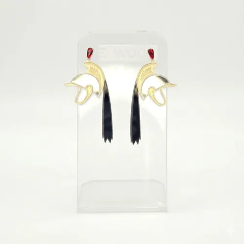 Boucles d'oreilles LEAWOOD en or et argent, représentant le casque de Saint-Georges porté lors de la Ducasse de Mons (Le Doudou), avec pierres rouges et pampilles noires. Vue de face sur présentoir.