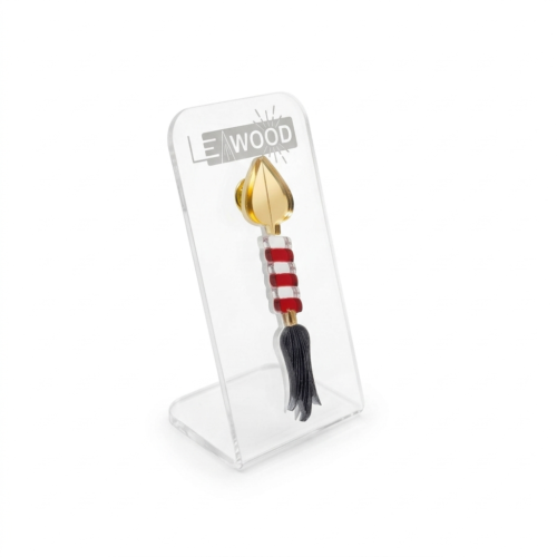 Pin's "Légende du Doudou" Leawood en acrylique miroir doré, rouge et noir, représentant la lance de Saint-Georges sur un support de présentation transparent gravé.