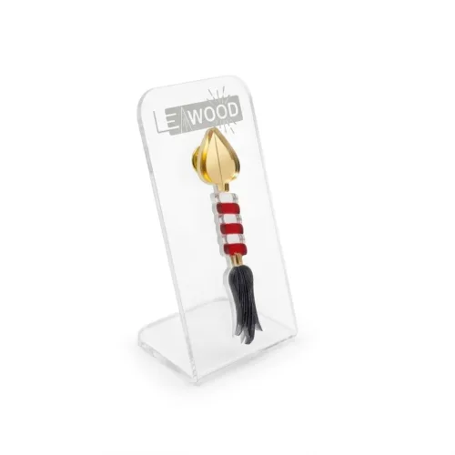 Pin's "Légende du Doudou" Leawood en acrylique miroir doré, rouge et noir, représentant la lance de Saint-Georges sur un support de présentation transparent gravé.